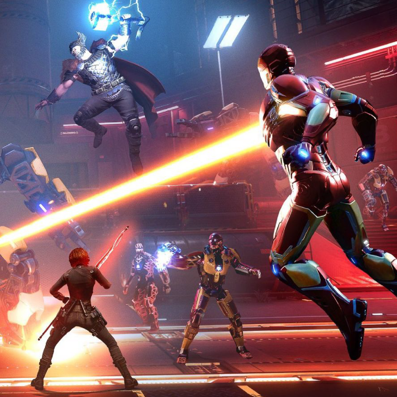 Videojuego Marvel Avengers para PlayStation 5, caja del juego con arte de los superhéroes en la portada.
