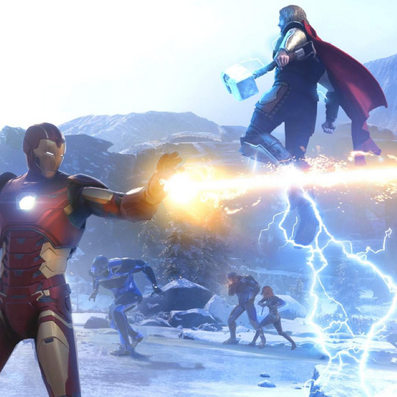 Juego de video Marvel Avengers para PlayStation 5, con portada que muestra a los héroes en acción en el diseño del juego PS5