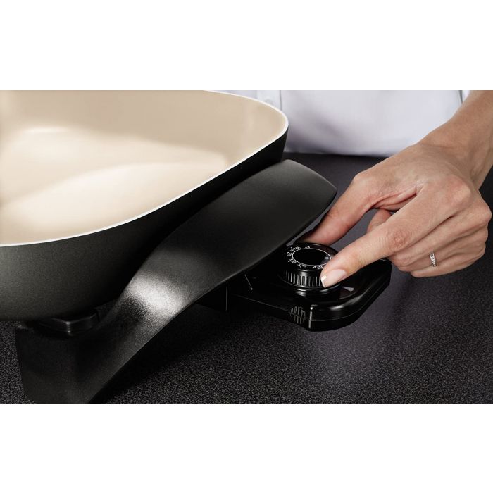 Sartén eléctrica Oster de 12 pulgadas para cocinar en el hogar, con superficie antiadherente y control de temperatura.