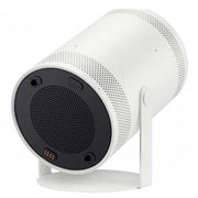 Proyector portátil inteligente Samsung The Freestyle en color blanco, mostrando pantalla proyectada en pared con bocinas integradas