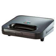 Sandwichera Oster compacta para 2 rebanadas con placas antiadherentes, ideal para preparar sándwiches en el hogar.