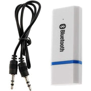Adaptador de receptor Bluetooth USB de la marca 0004 conectado a una computadora portátil.