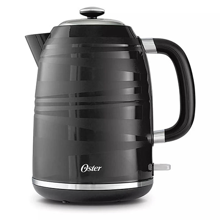 Hervidor eléctrico Oster de 1.7 litros en color blanco, con mango y tapa, ideal para preparar bebidas calientes en el hogar.
