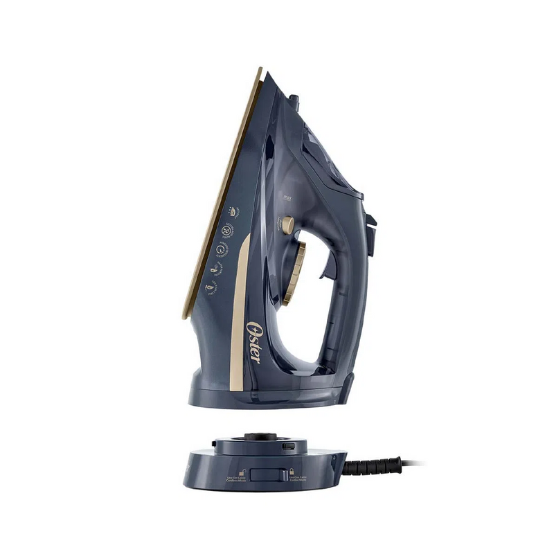 Plancha a vapor inalámbrica Oster CC5000 para hogar, con placa de planchar y mango ergonómico, lista para planchar ropa.