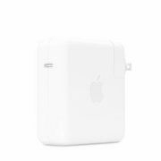 Adaptador de corriente Apple USB-C 110V 96W para portátil, imagen de un adaptador de marca 0001 con cable USB-C.