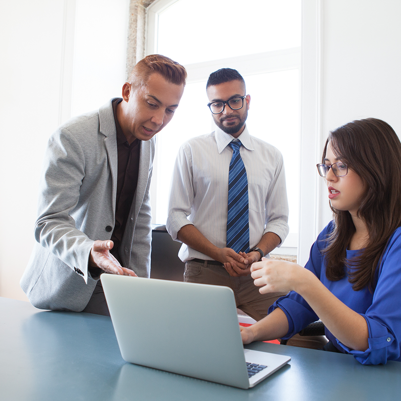 Servicio de asesoría empresarial de KOMINIC.COM, con un experto en negocios y estrategia, en una imagen profesional.