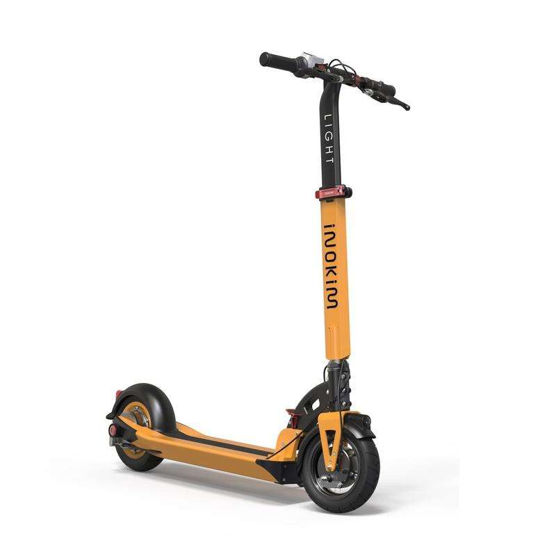 Patines eléctricos Inokim Light 2 de la marca 0001, vista del scooter con manillar y ruedas en un entorno urbano.