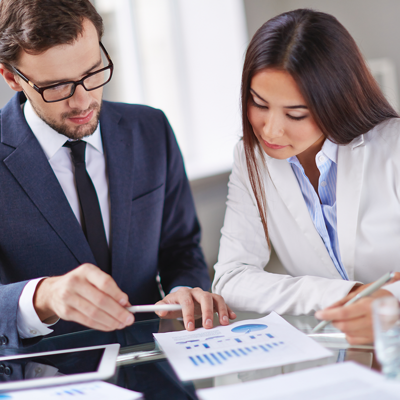 Servicio de contabilidad profesional ofrecido por KOMINIC.COM, con un contador trabajando en su oficina.