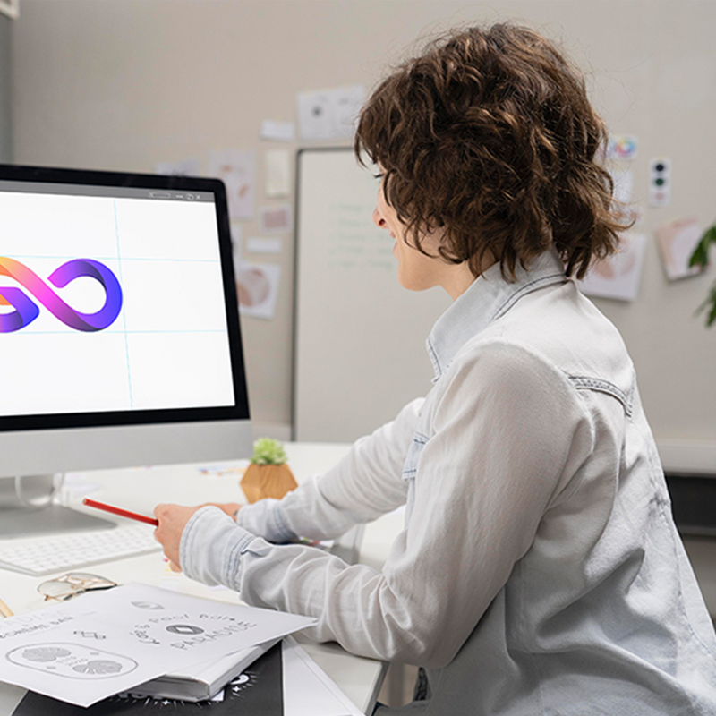 Servicio de diseño gráfico profesional de KOMINIC.COM, mostrando ejemplos de logotipos y diseños creativos.