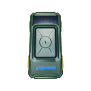 Batería portátil Kominic de 20000 mAh con diseño compacto y puerto de carga múltiple para dispositivos electrónicos.