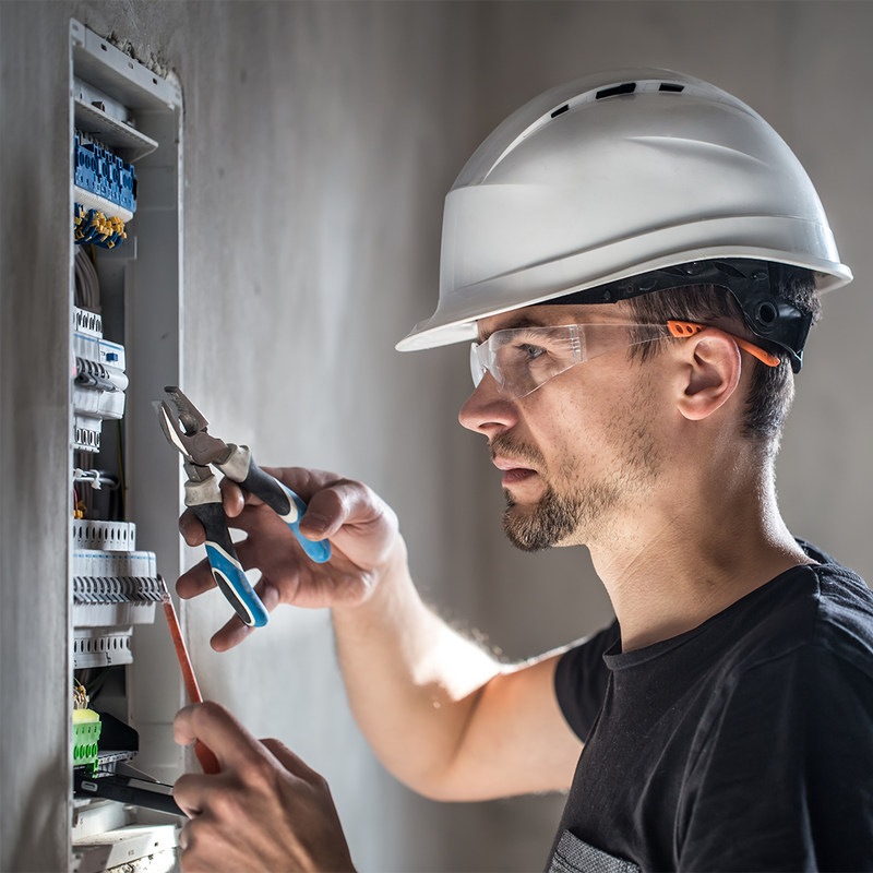 Servicio de cotización de proyectos eléctricos con profesionales de KOMINIC.COM, mostrando un esquema de electricidad en la imagen.
