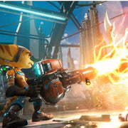 Videojuego Ratchet & Clank Rift Apart para PlayStation 5, caja con ilustraciones del juego y consola PS5 en fondo brillante.