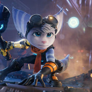 Videojuego Ratchet & Clank Rift Apart para PlayStation 5, imagen del juego con personajes y escenario en la portada.