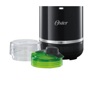 Mezclador personal Oster de hogar con vaso de plástico y motor compacto, ideal para preparar batidos y smoothies.