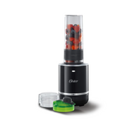 Mezclador personal Oster de color negro para uso en el hogar, con base compacta y cuchillas duraderas.